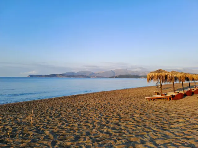 Παραλία Μαυροβουνίου το πρωί
