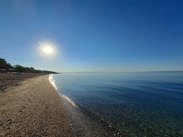 Ήλιος πάνω από τα βότσαλα
