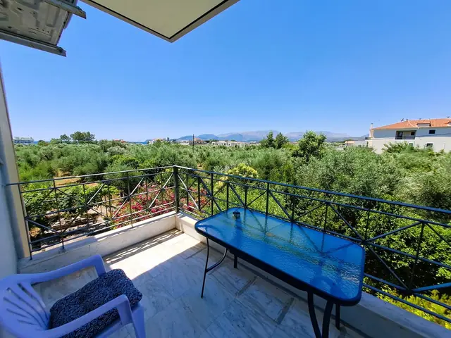 Βεράντα με θέα τους ελαιώνες