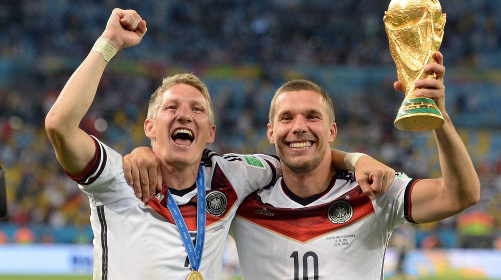 bastian-schweinsteiger-und-lukas-podolski-mit-dem-wm-pokal-1570548154-26391